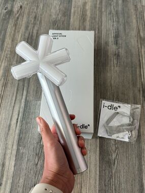 i-dle Official Light Stick VER.3 – Silver and White